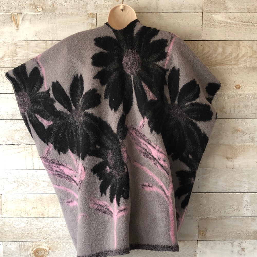 Iperico Gray Wool open cardigan with large Pink Black Flower & Leaf Design NWOT